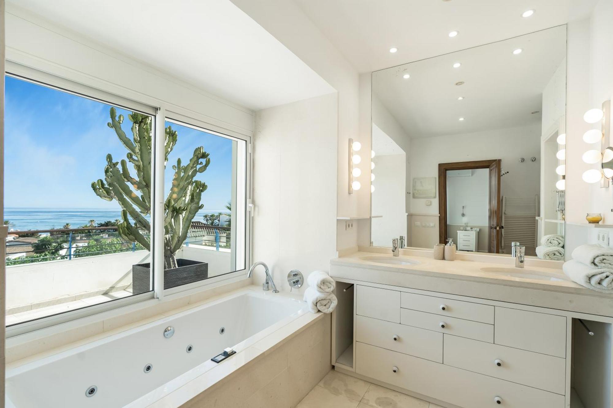 Hermosa En Marbella,100 M Playa, Vistas Al Mar, Piscina Privada *