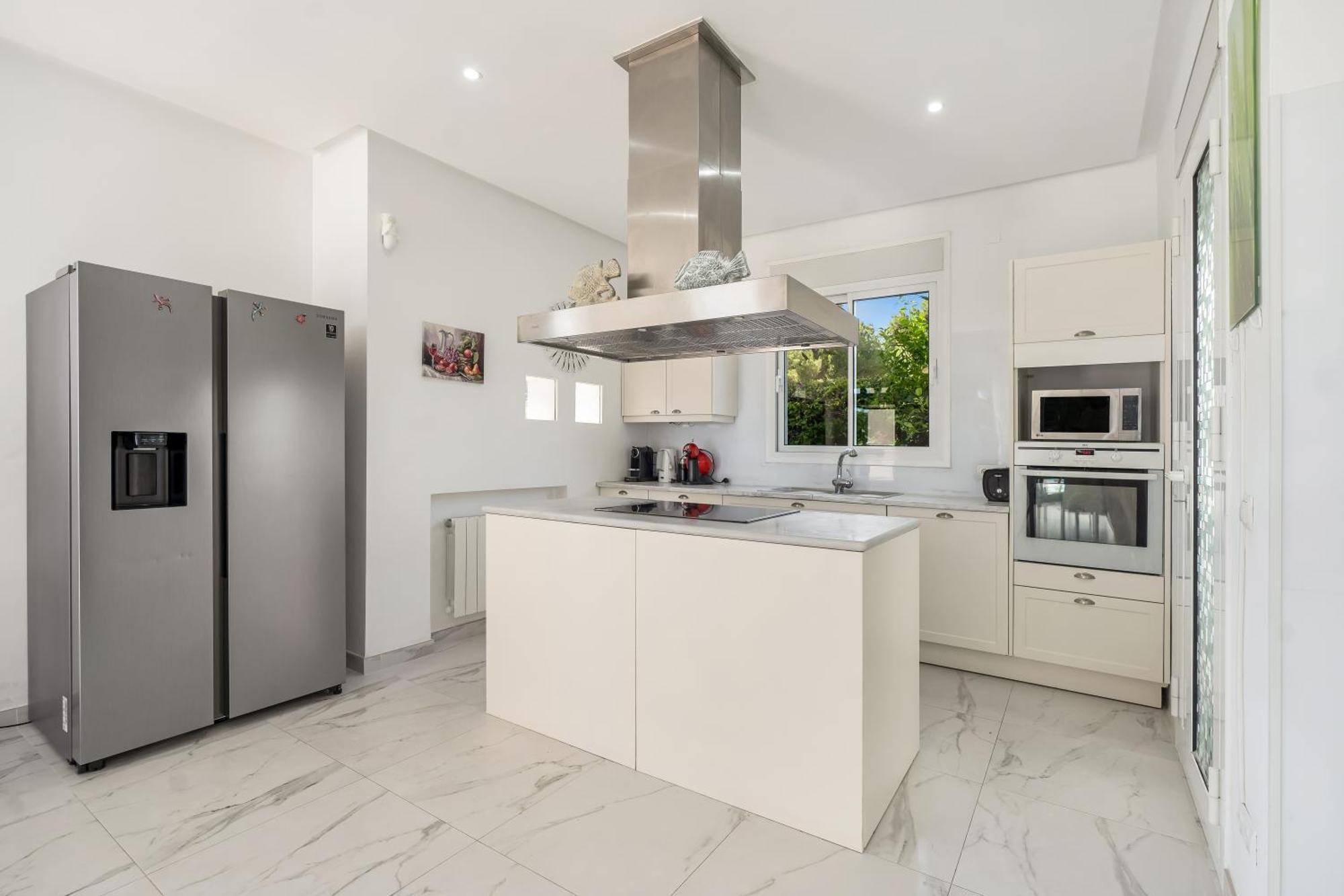 Villa Hermosa En Marbella,100 M Playa, Vistas Al Mar, Piscina Privada *